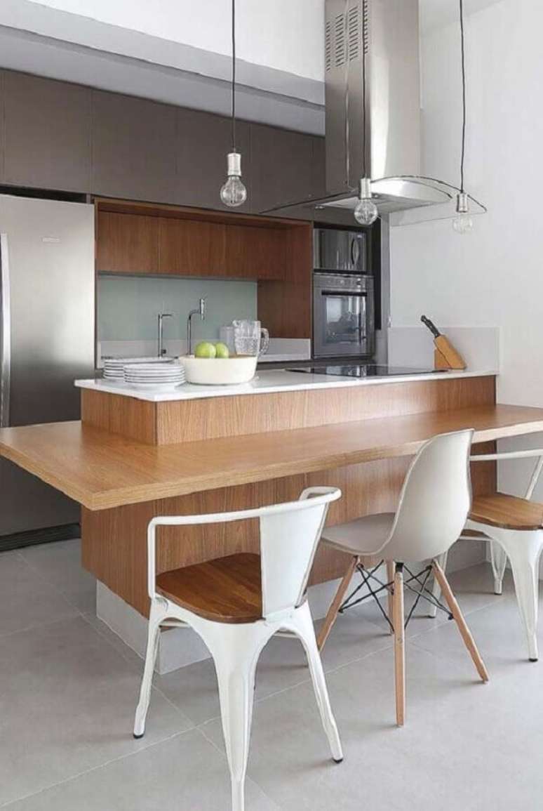 3. Cadeiras diferentes para decoração de cozinha planejada estilo americana – Foto: Jeito de Casa