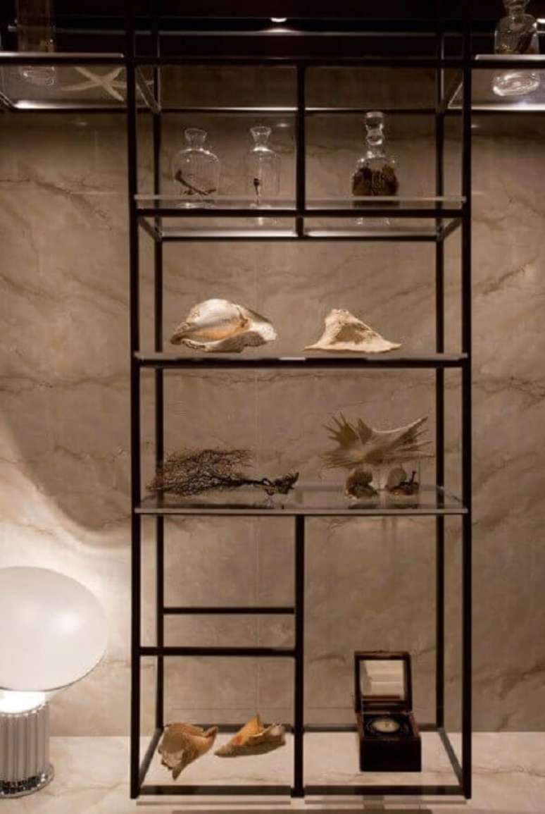 26. A estante de vidro pode ser usada em diferentes cômodos do imóvel. Projeto de Sandra Moura