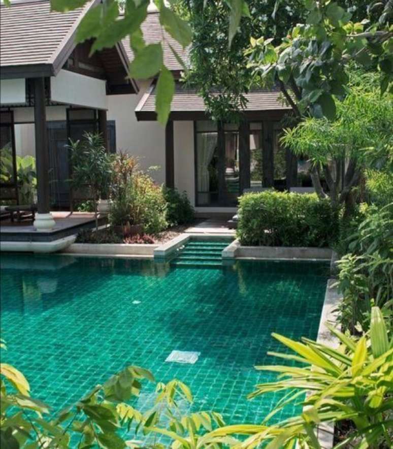 45. Projeto de casa com piscina verde esmeralda. Fonte: Pinterest