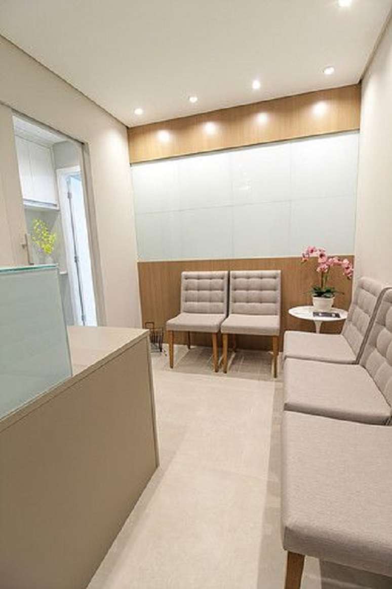 20. Sala de espera pequena com cadeiras cinza – Foto Apsp Arquitetos