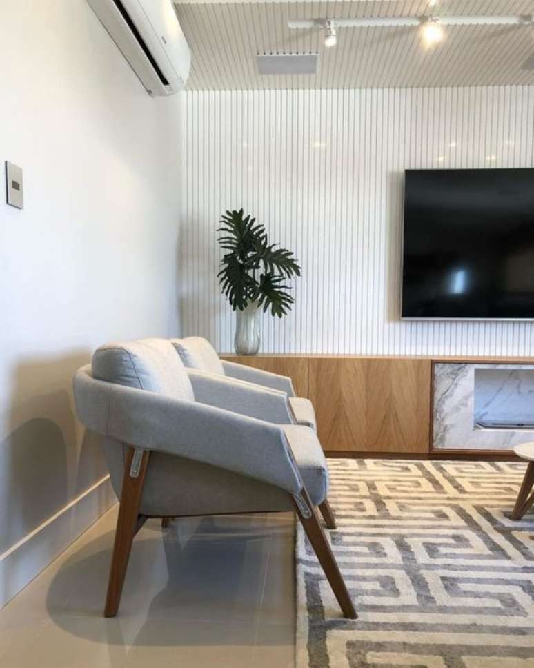 37. Poltronas para sala de espera com tv e decoração moderna – Foto Pinterest