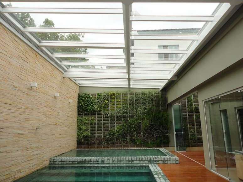 40. O revestimento verde para piscina traz um toque especial para a &aacute;rea de lazer. Fonte: Revista Viva Decora