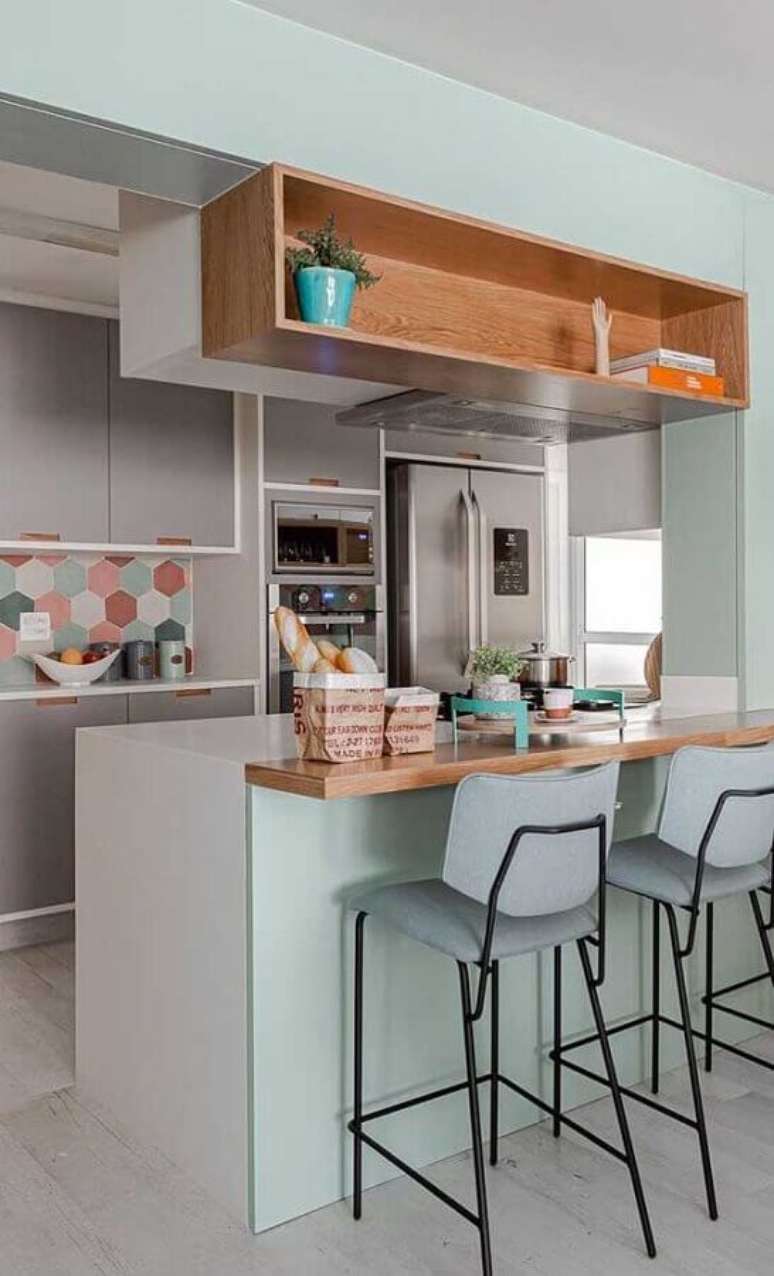 30. Cozinha estilo americana cinza decorada com bancada e nicho de madeira e revestimento colorido &ndash; Foto: Jeito de Casa