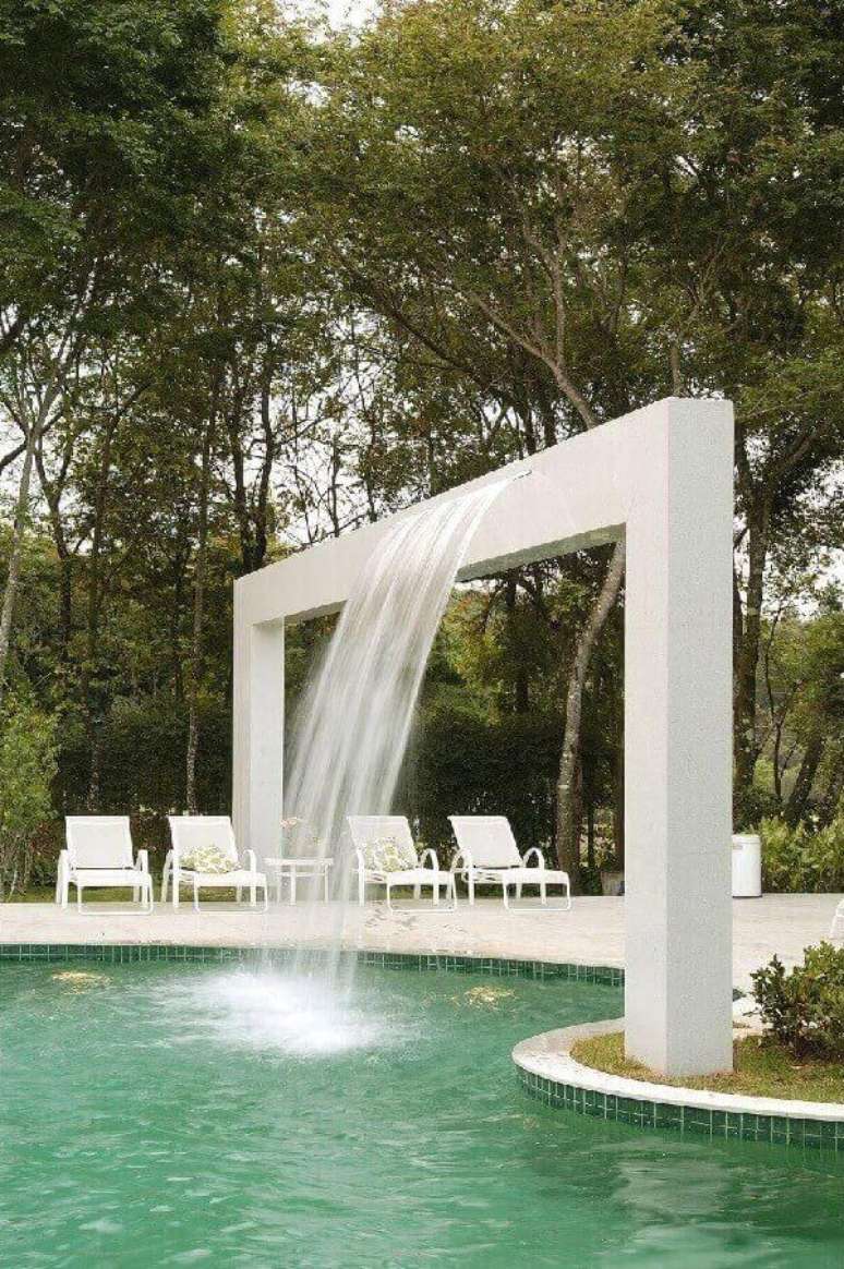 34. O c&eacute;u &eacute; o limite quando pensamos em azulejo para piscina verde. Projeto por Gislene Lopes