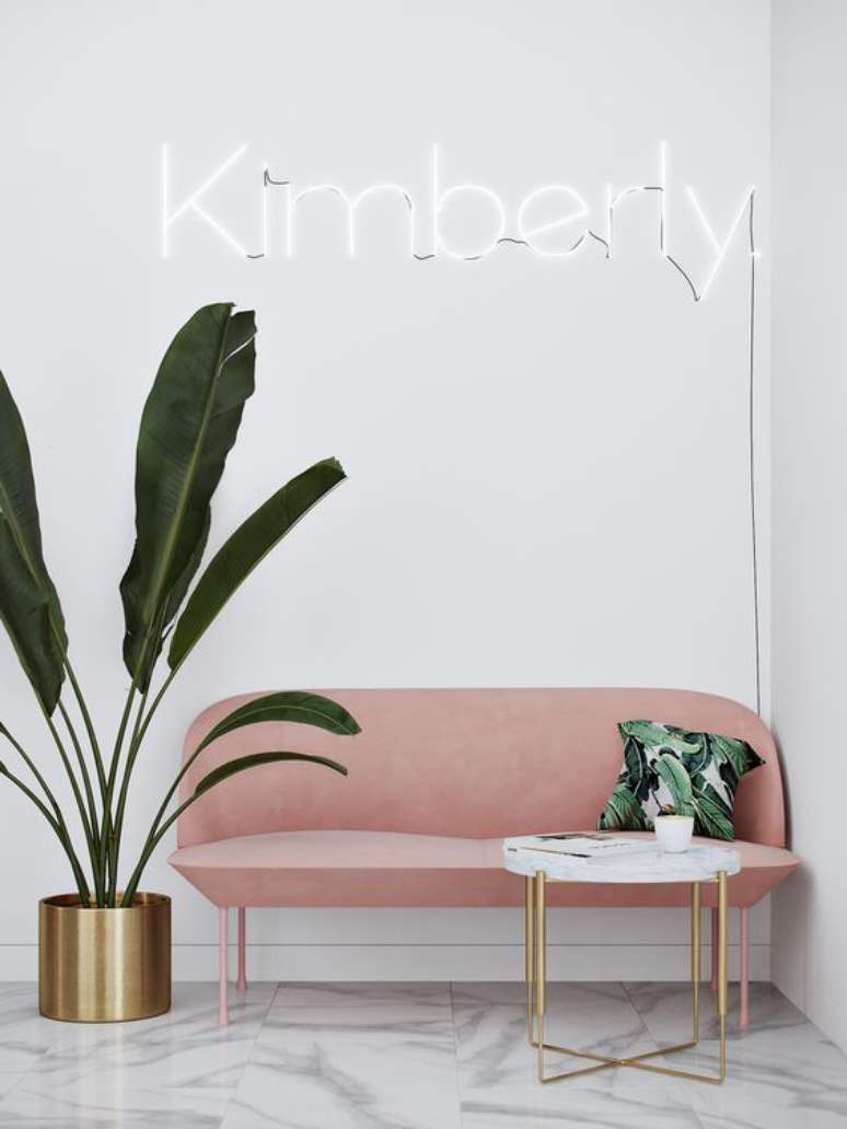 11. Sala de espera pequena com sofá rosa e vaso de plantas grandes – Foto Behance