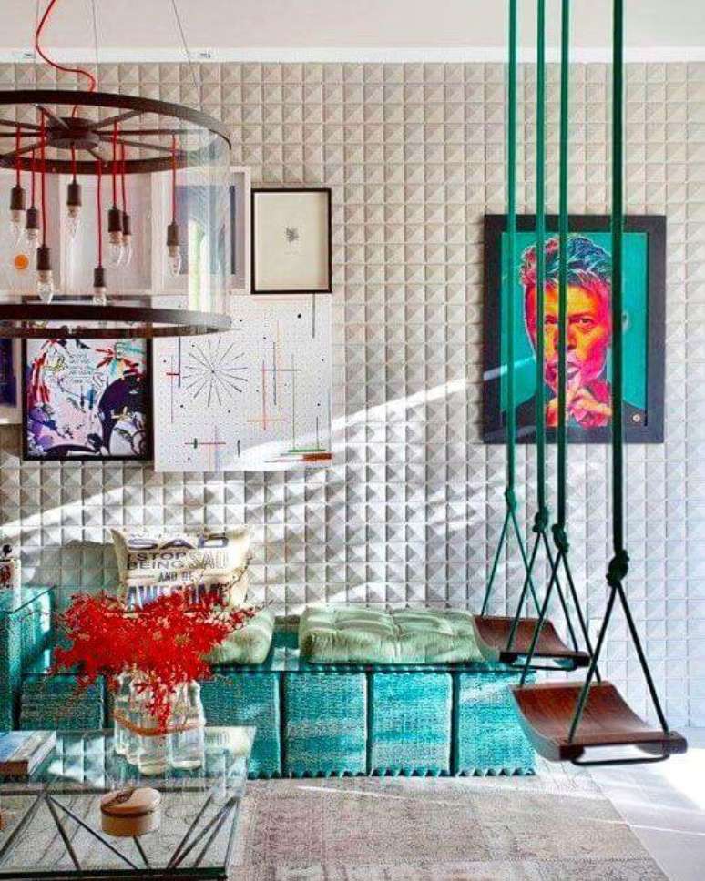 23. Parede de sala decorada com papel de parede 3d e quaros coloridos e criativos – Foto Pinterest
