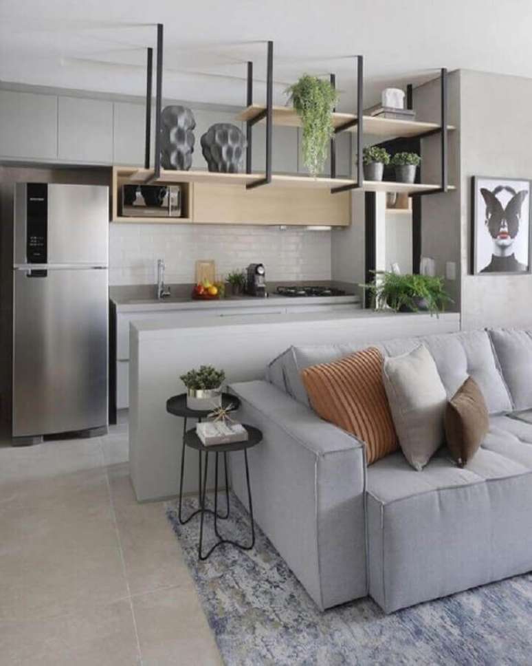 29. Cozinha estilo americana cinza decorada com armário aéreo de madeira e prateleira industrial – Foto: Jeito de Casa