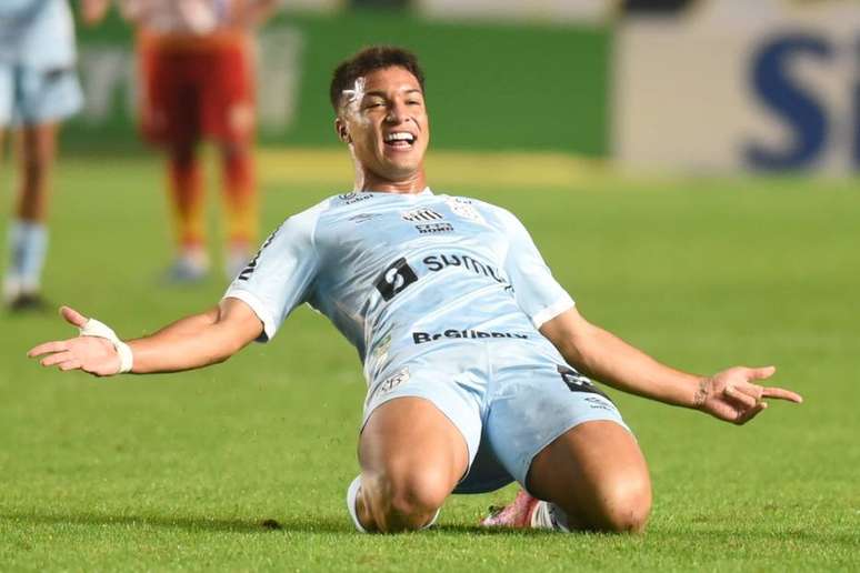 Marcos Leonardo comemora o terceiro gol do Santos na partida.