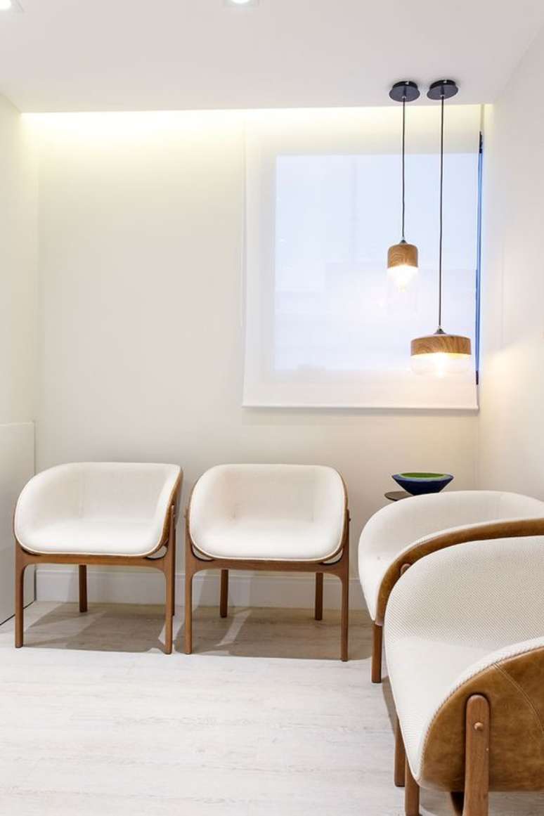 28. Cadeiras para sala de espera na cor branca e pendente &ndash; Fot oHabitare