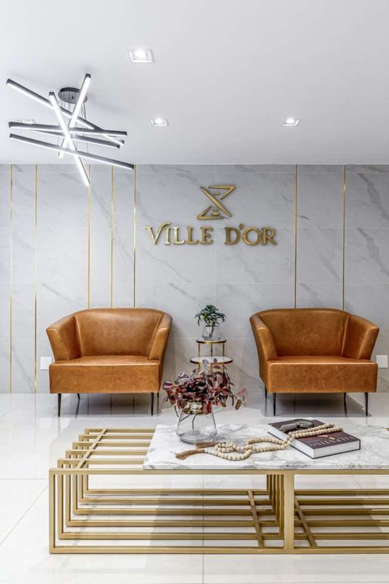 39. Sala de espera com poltrona de couro caramelo &ndash; Foto RPGuimar&atilde;es
