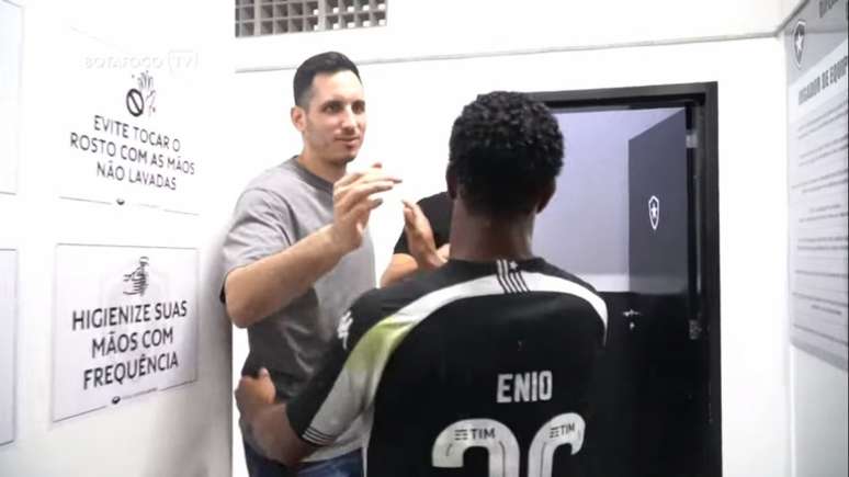 Gatito Fernández no vestiário do Botafogo (Foto: Reprodução/BotafogoTV)