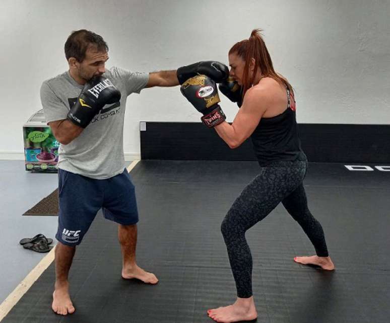 Fernanda Caiado auxiliou a parte de trocação de Rani Yahya para duelo no UFC (Foto: Reprodução)