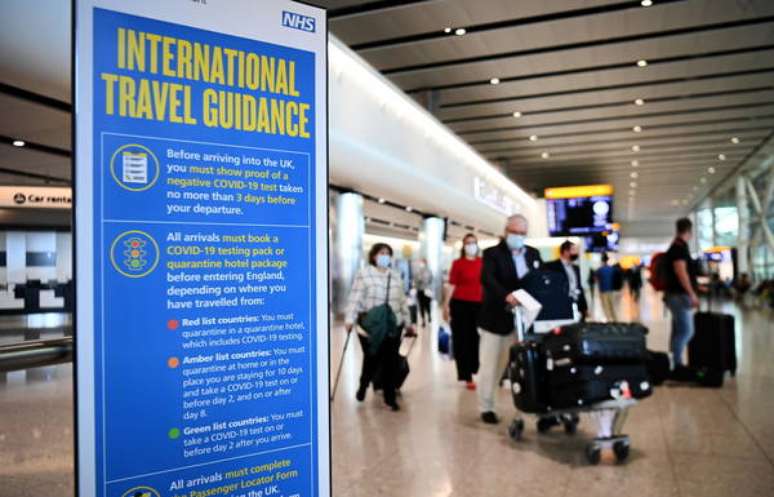 Painel com regras para turistas estrangeiros no Aeroporto de Heathrow