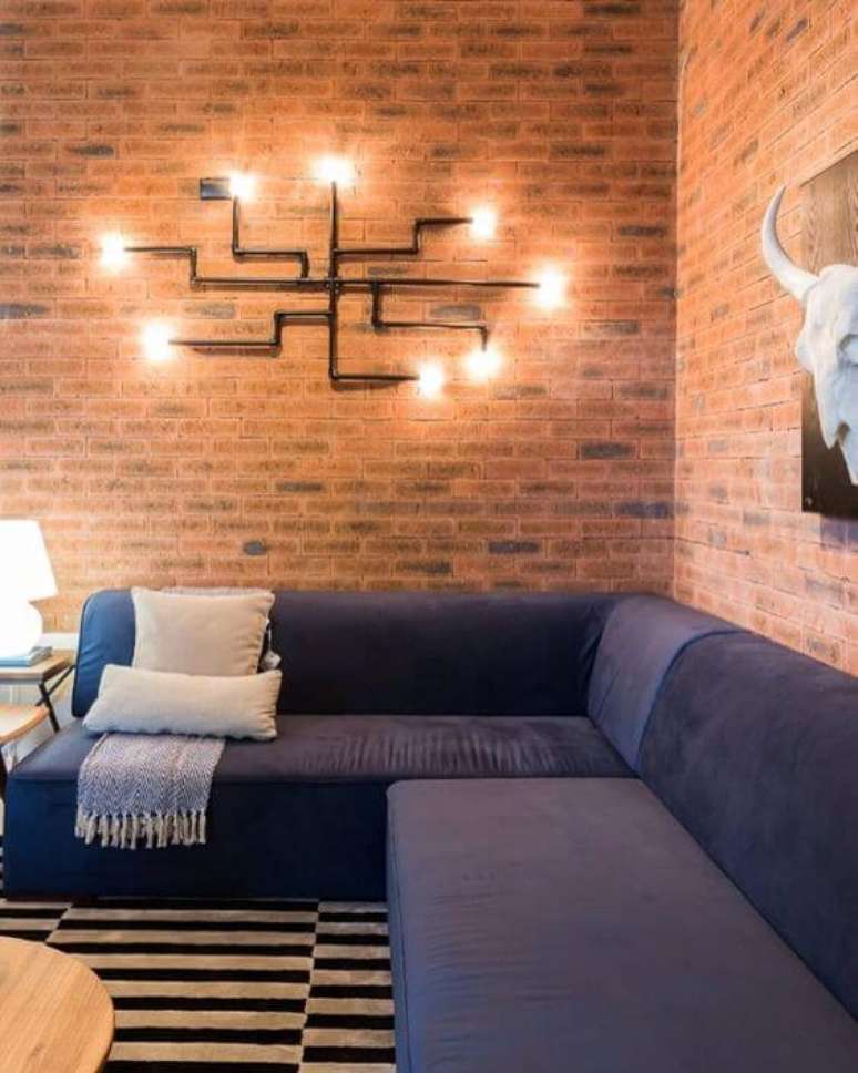 17. Parede de sala decorada no estilo industrial com arandela moderna e criativa – Foto Pinterest