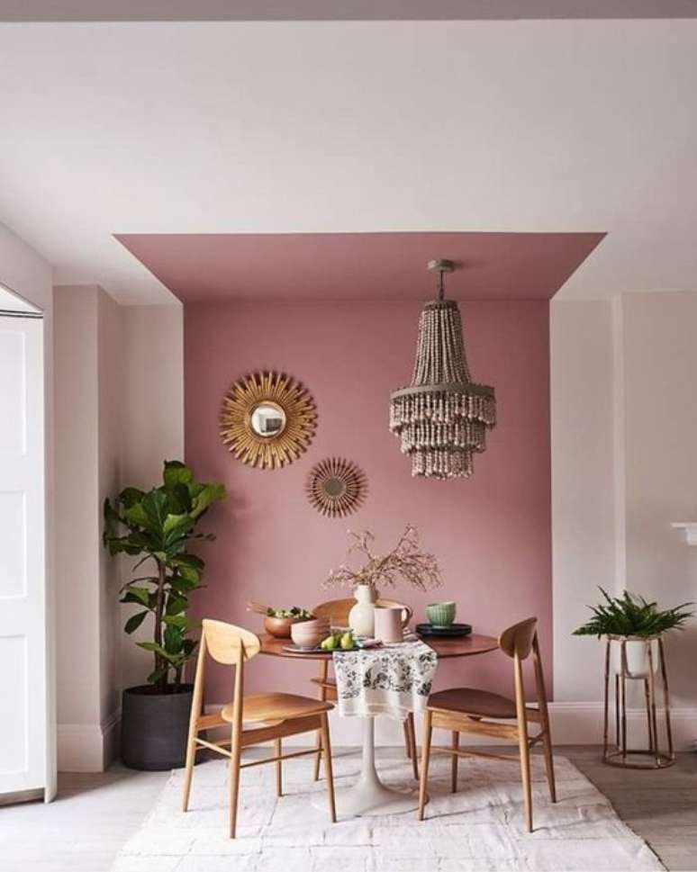 21. Parede decorada para sala de jantar com pintura setorizada em tons de rosa e espelhos pendurados – Foto Pinterest