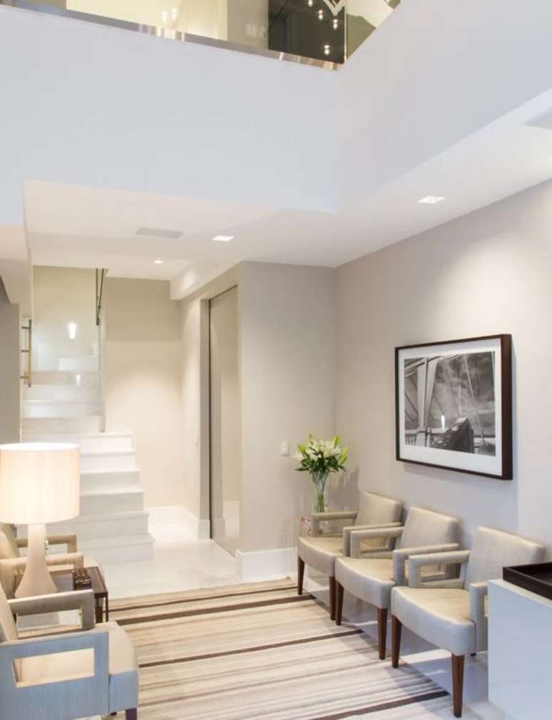 54. Sala de espera com poltronas confort&aacute;veis e paleta de cores suave &ndash; Foto Marilia Veiga Interiores
