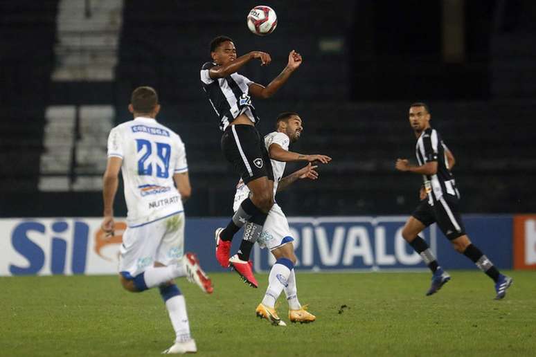 Gilvan, ao fundo, observa Lucas Mezenga, do Botafogo (Foto: Vítor Silva/Botafogo)