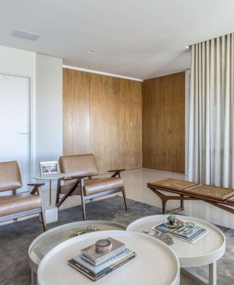 56. Sala de espera com poltronas de couro e mesa de centro redonda &ndash; Foto Pinterest