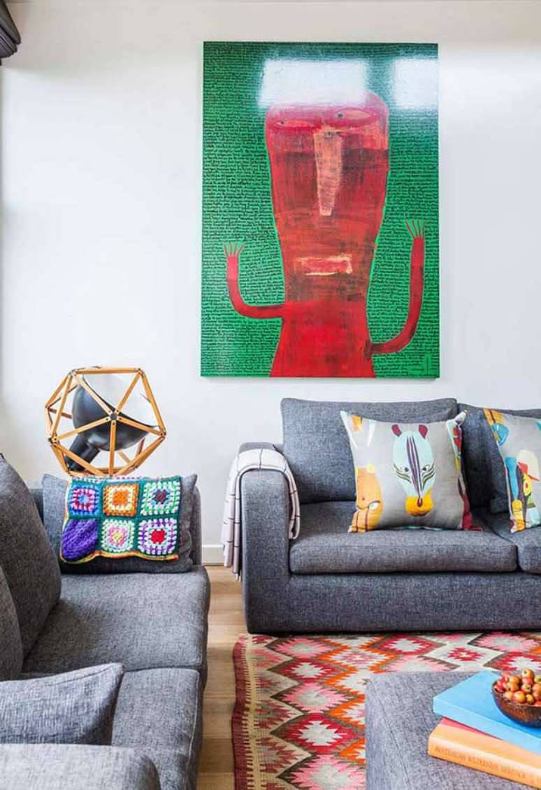 114. Sala criativa com almofadas divertidas no sofá – Foto Pinterest