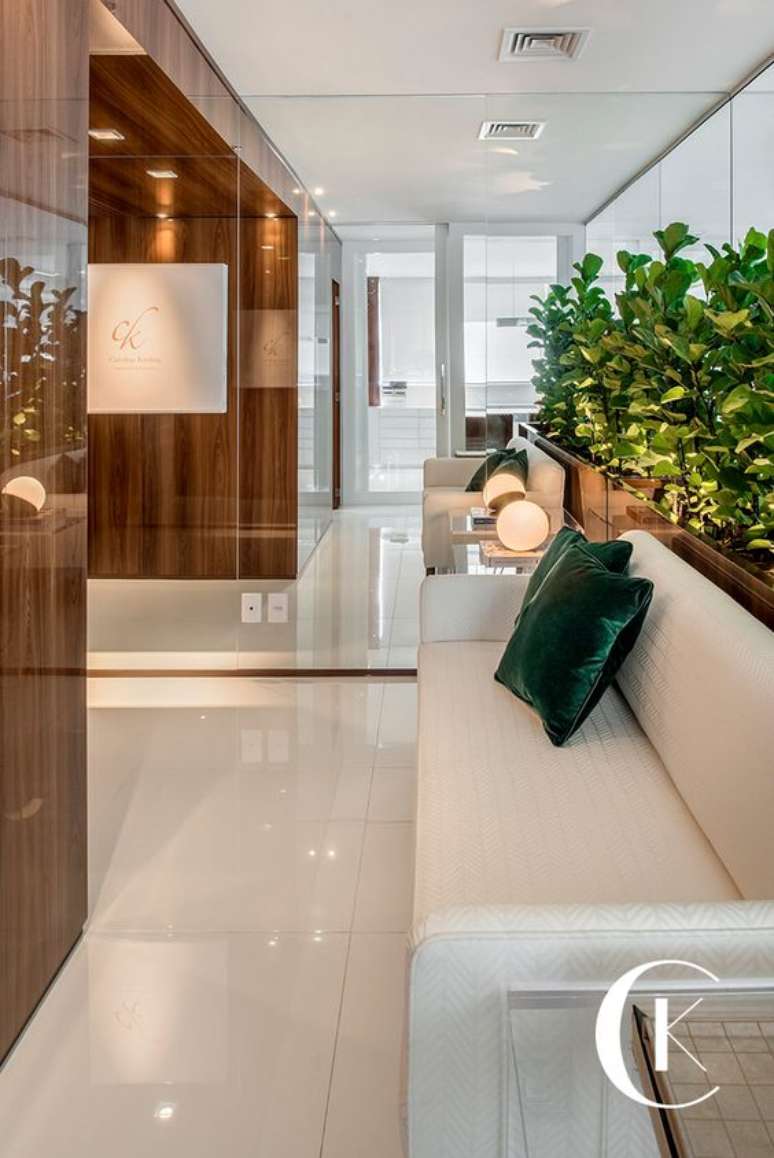 23. Sala de espera pequena para escrit&oacute;rio &ndash; Foto Caroline Kreling Arquitetura