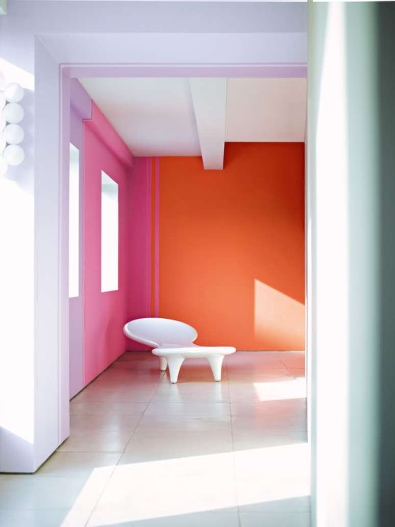 111. Sala cor coral e rosa na parede decorada – Foto Pinterest