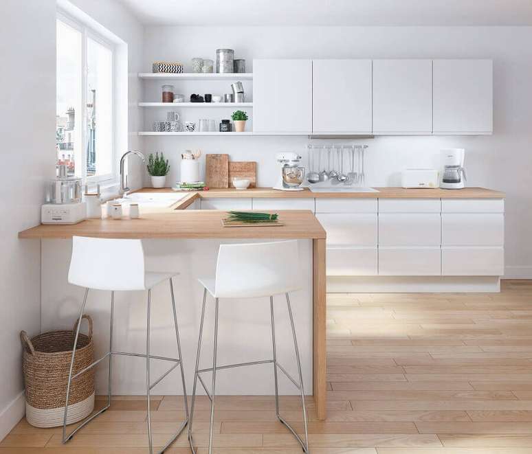 7. Decoração clean para cozinha estilo americana branca em U com bancada de madeira clara – Foto: Pinterest