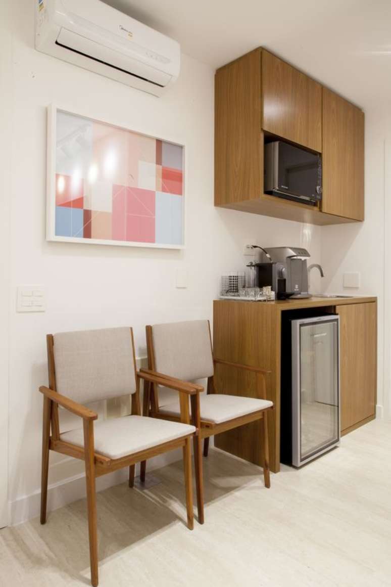 10. Cadeiras para sala de espera com aparador para café – Foto Kwartet Arquitetura