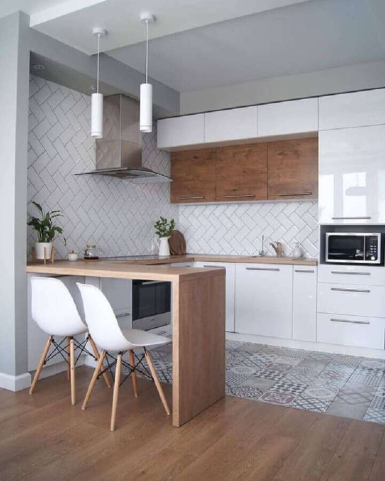 31. Cozinha estilo americana decorada com piso antigo e metro white escama – Foto: Côté Maison