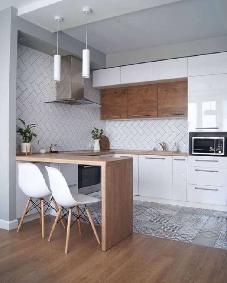 31. Cozinha estilo americana decorada com piso antigo e metro white escama &ndash; Foto: C&ocirc;t&eacute; Maison