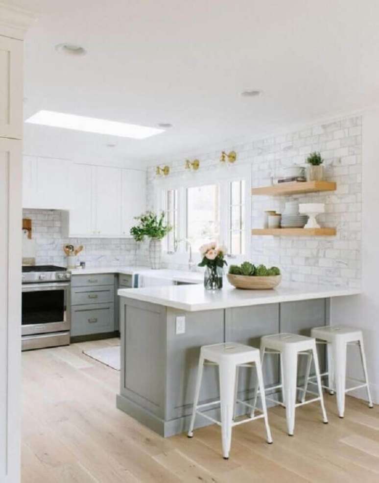 27. Cores claras para decoração clássica de cozinha planejada estilo americana cinza e branca – Foto: Pinterest