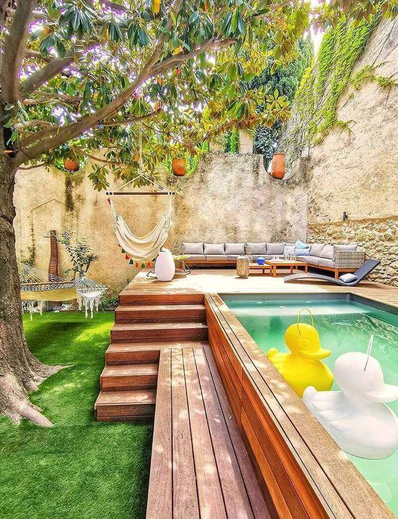 28. Modelo de piscina verde elevada para &aacute;rea de lazer. Fonte: Pinterest