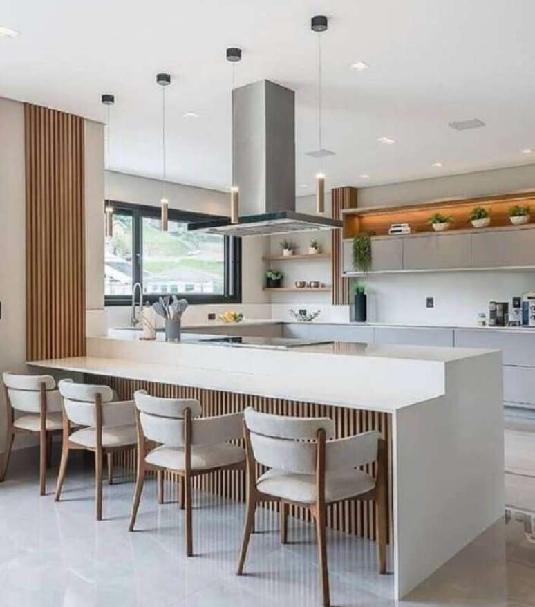 44. Decora&ccedil;&atilde;o em cores claras para cozinha planejada estilo americana com cadeira estofada para bancada &ndash; Foto: Jeito de Casa