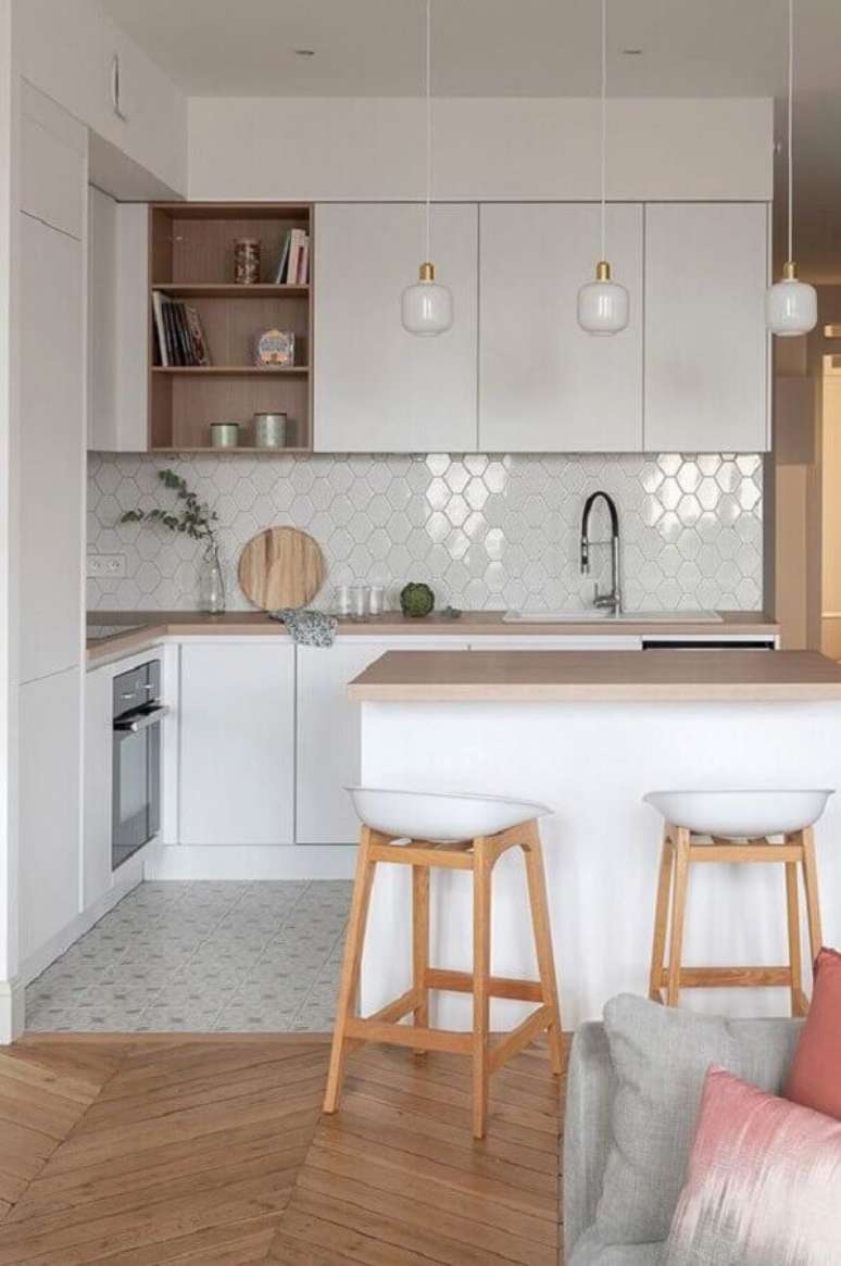 1. Cozinha estilo americana branca decorada com bancada de madeira e revestimento geométrico – Foto: Côté Maison