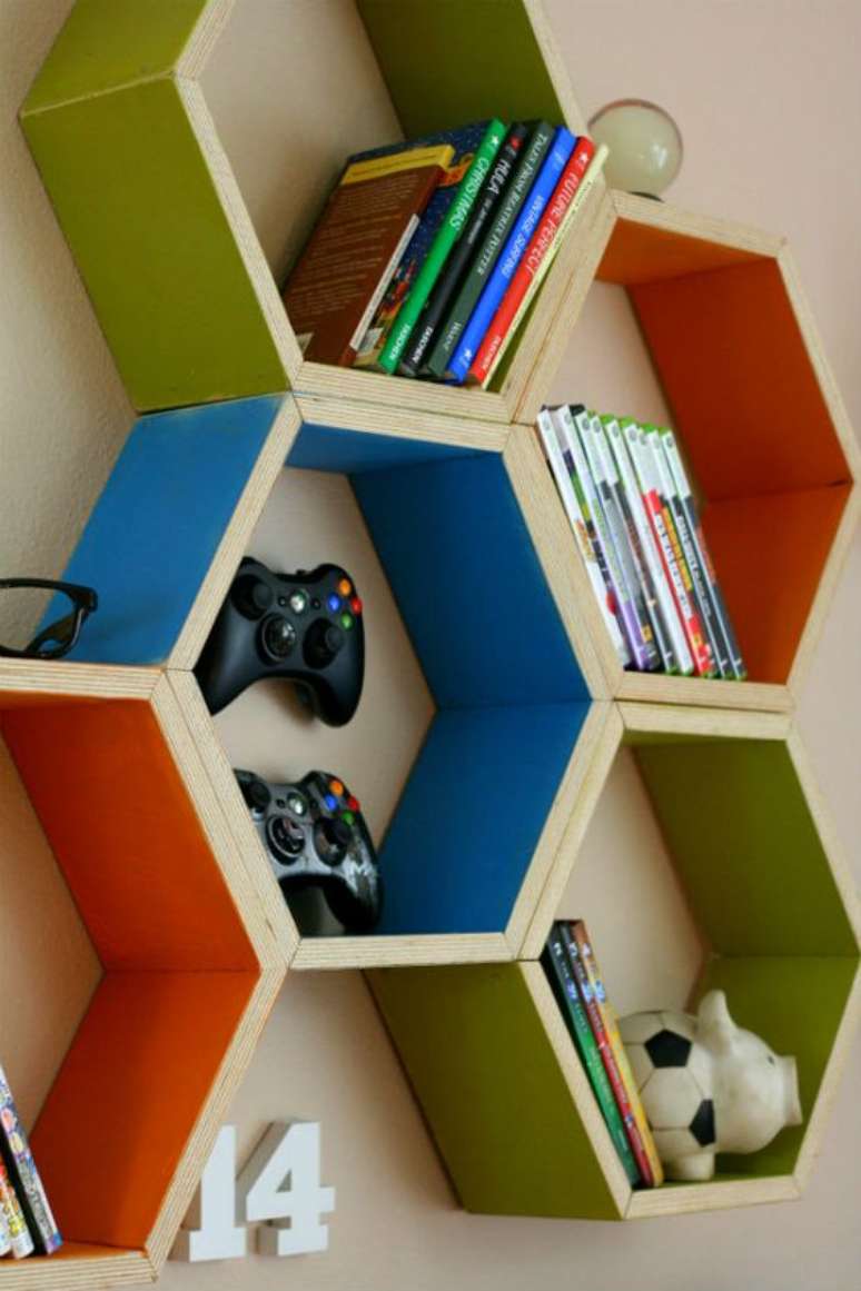 42. Parede de sala decorada com nichos coloridos para guardar jogos e enfeites – Foto Pinterest