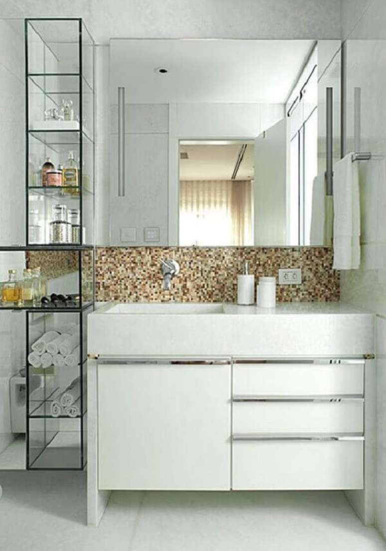 12. A estante com prateleiras de vidro decora o banheiro. Fonte: Pinterest