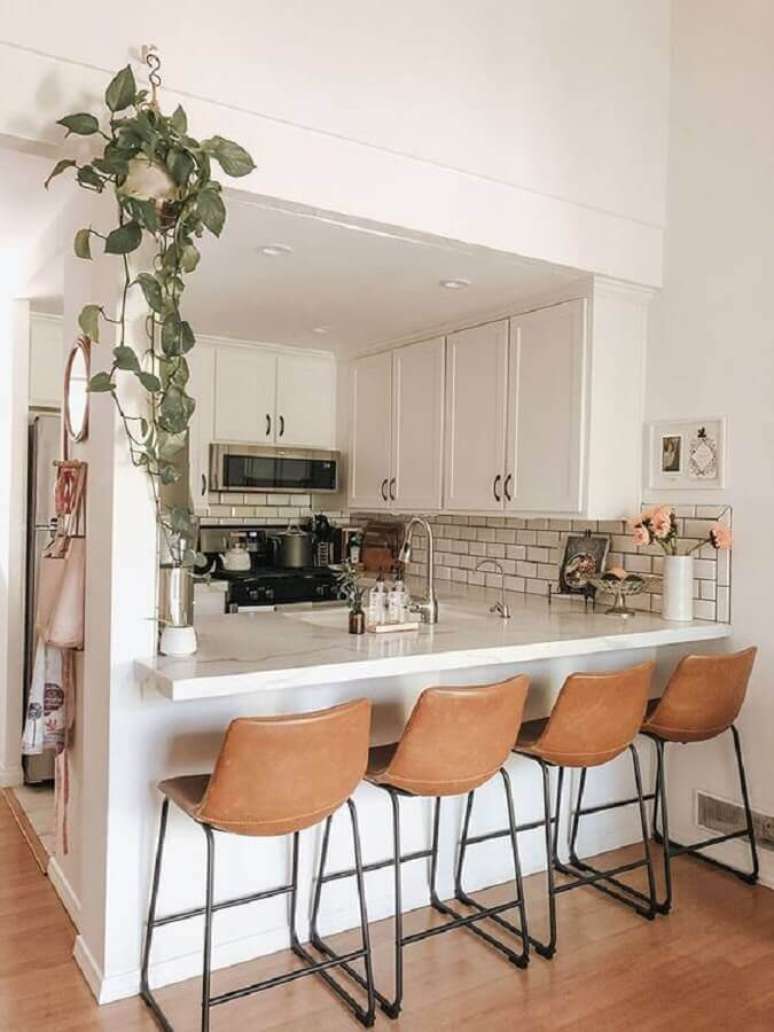 21. Banqueta de couro para decoração de cozinha estilo americana branca planejada – Foto: Pinterest