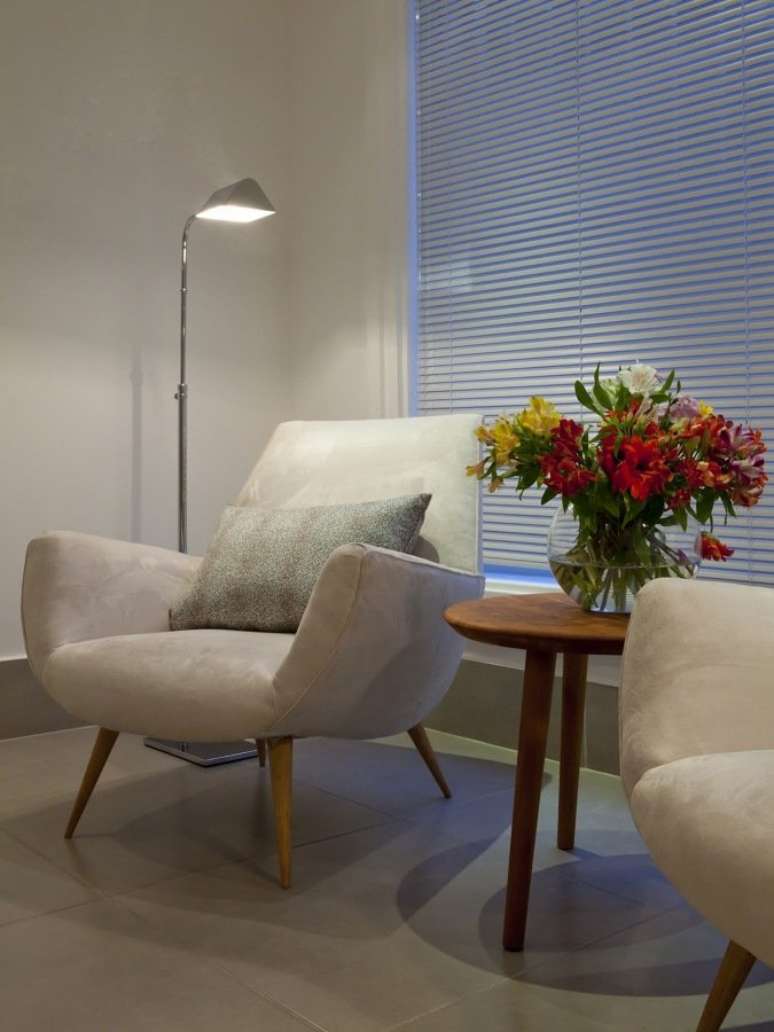 53. Sala de espera com poltronas cinza e mesa de centro com vaso de plantas &ndash; Foot Habitissimo