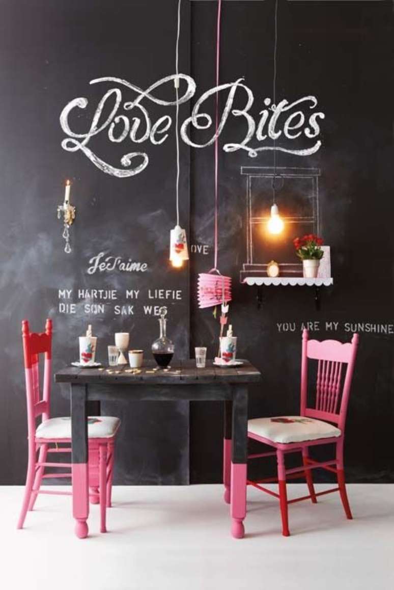 76. Sala de jantar com tinta lousa preta – Foto Pinterest