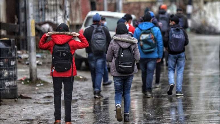 O jeans &eacute; a escolha de roupa para muitos jovens indianos, mas as comunidades conservadoras impedem que as meninas os usem