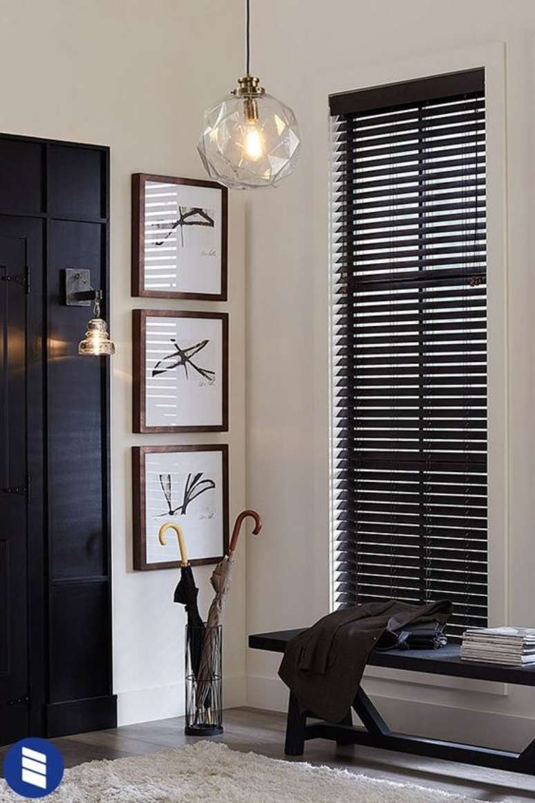 20. Parede decorada para sala com quadros em preto e branco – Foto Blinds