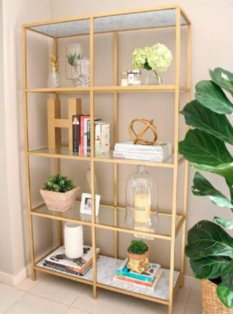 31. Decore e organize o ambiente com a estante de vidro. Fonte: Pinterest