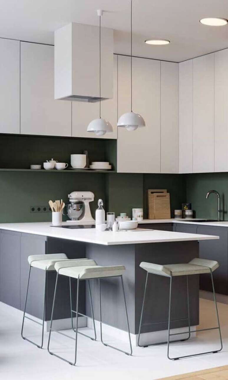 14. Arm&aacute;rios planejados para decora&ccedil;&atilde;o de cozinha estilo americana cinza e branca &ndash; Foto: Behance