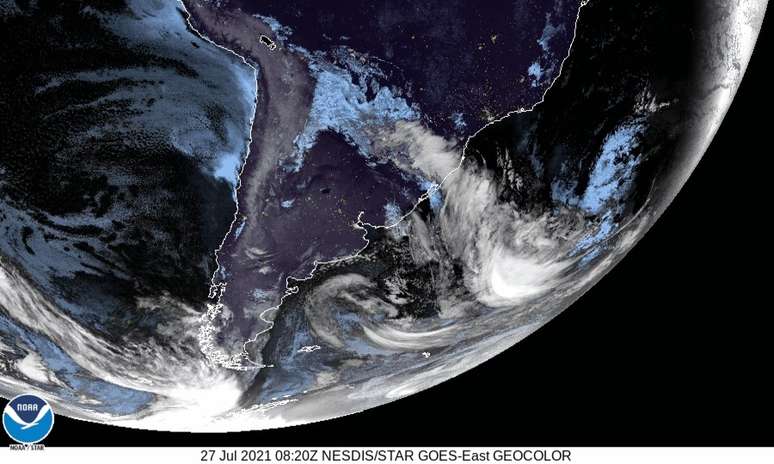 Imagem de satélite mostra avanço da massa de ar frio da Antártida rumo à América do Sul