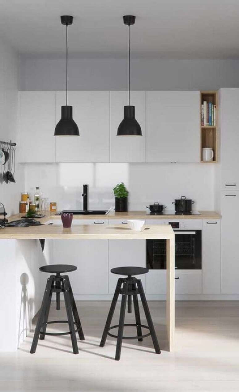 15. Bancada de madeira clara para decoração de cozinha estilo americana branca com pendente preto – Foto: Pinterest