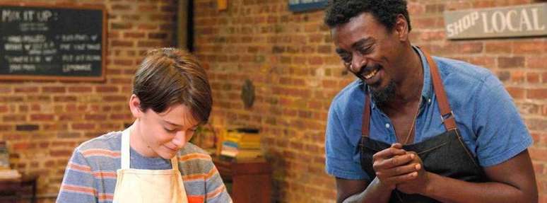 Trecho do filme 'Abe', com Seu Jorge e Noah Schnapp, de 'Stranger Things'