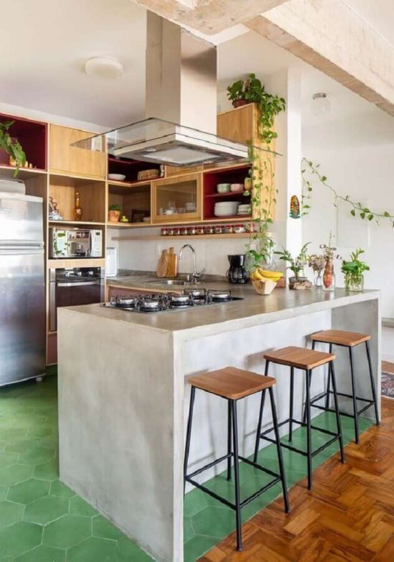 2. Banqueta estilo industrial para decoração de cozinha estilo americana com bancada de concreto – Foto: Histórias de Casa