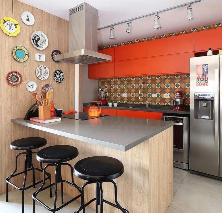 13. Armário laranja para decoração de cozinha planejada estilo americana com bancada cinza – Foto: Pinterest