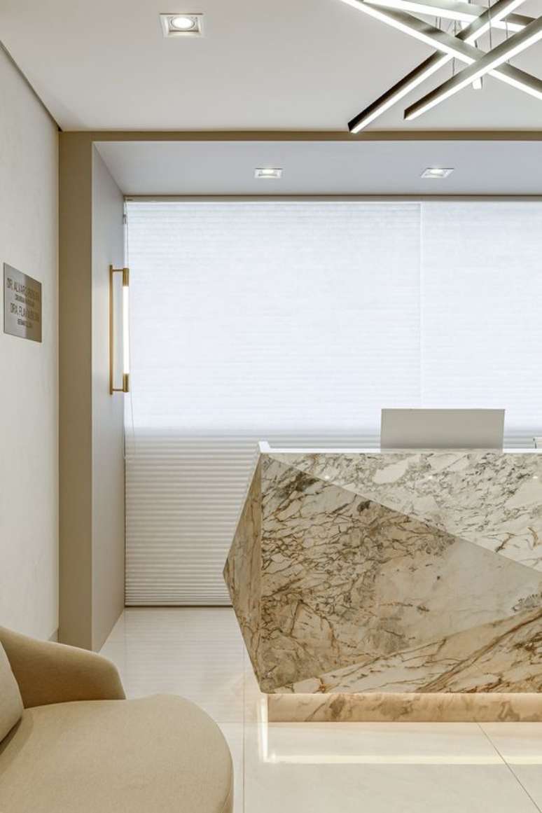 42. Sala de espera com balc&atilde;o de m&aacute;rmore bege &ndash; Foto RPGuimar&atilde;es
