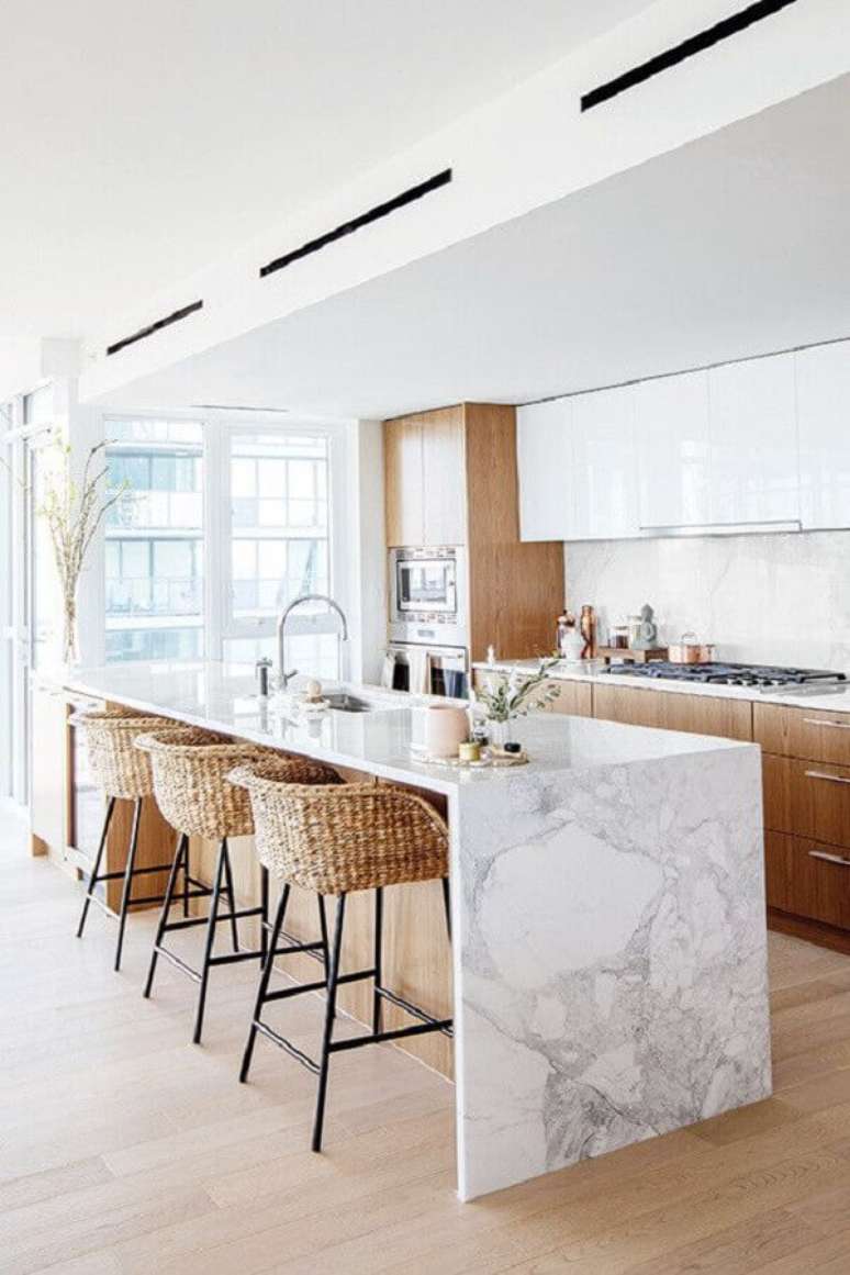 56. Ilha de madeira para decoração de cozinha estilo americana branca com madeira – Foto: Côté Maison