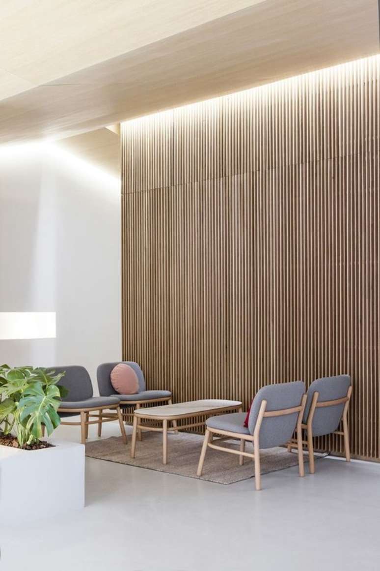 8. Sala de espera com cadeiras confort&aacute;veis em cinza e almofadas redondas -Foto Diario Design